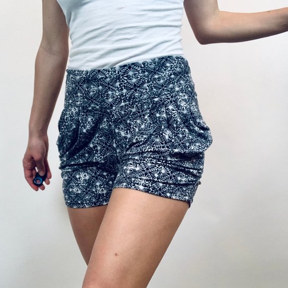 Black and white shorts - Picture 2 of 6